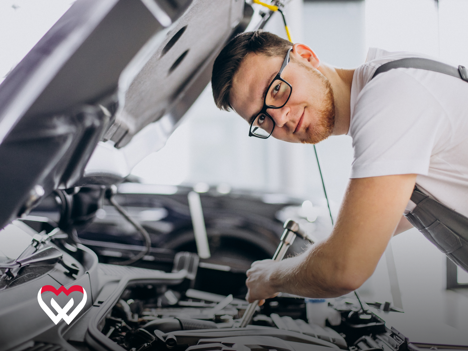 Meccanico che controlla il motore dell'auto